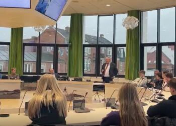 Unge på besøg hos borgmester Søren Smalbro. Foto: Arkiv.