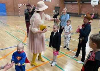 En stolt kattekonge ved sidste års fastelavnsfest i Tornby Hallen. Foto: Arkiv.