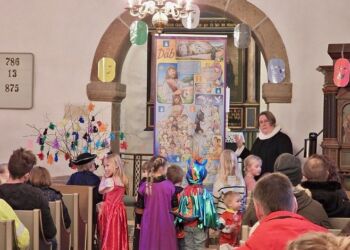 Fastelavn i Mosbjerg Kirke. Foto (arkiv): Niels Helver.