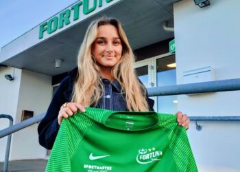 Josefine Valvik med sin nye Fortuna-trøje, som sammen med kontrakten holder hende et par år i Fortuna.