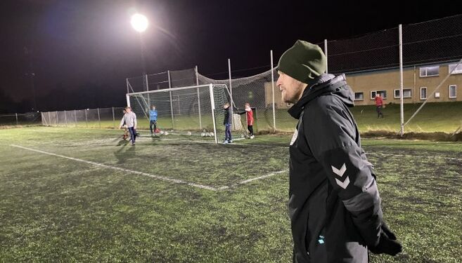 Anders Holm Schlie på kunstgræsbanen ved Hirtshals Idrætscenter.