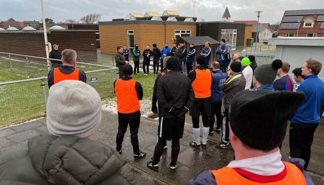 Flot fremmøde til søndagens standerhejsning i Hirtshals Boldklub. Foto: Niels Skipper.