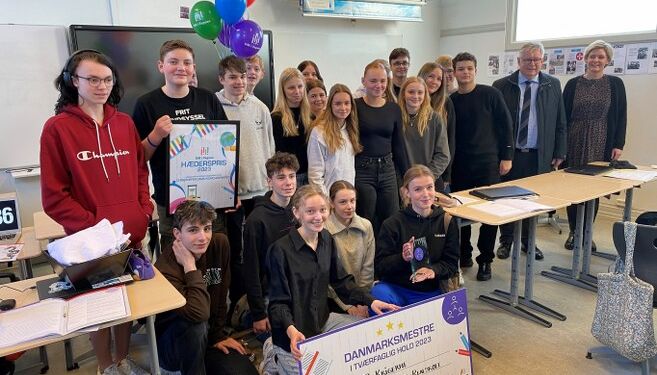 Borgmester Søren Smalbro var med, da den gode nyhed blev leveret i 9. C på HPR.