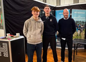 Til højre ses forstander Jens Beermann fra Halvorsminde Efterskole og Fri Fagskole på messe i Aalborg. Foto: Arkiv.
