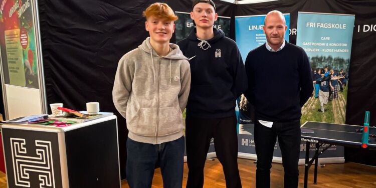 Til højre ses forstander Jens Beermann fra Halvorsminde Efterskole og Fri Fagskole på messe i Aalborg. Foto: Arkiv.