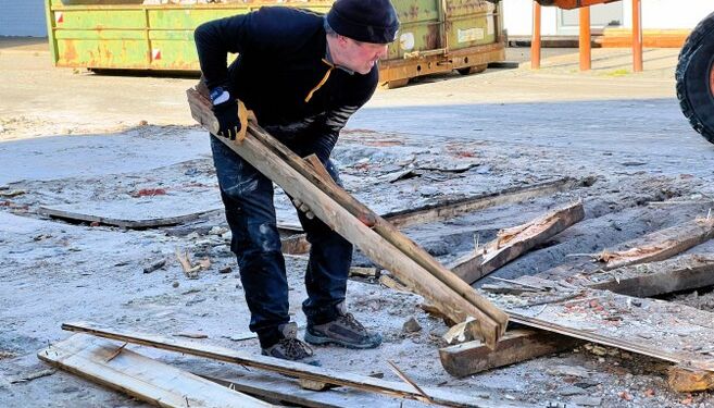 Jan Knudsen knokler også søndag for at blive færdig med nedrivningen på Nørregade i Hirtshals. Foto: Niels Skipper.