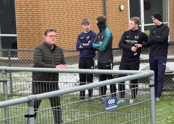 ormand Jesper Vandsted ved søndagens standerhejsning hos Hirtshals Boldklub. Foto: Niels Skipper.