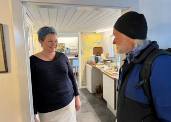 Keramiker Joan Grønfeldt i snak med billedkunstner Jørgen Kallan. Foto: Niels Skipper.