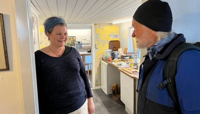 Keramiker Joan Grønfeldt i snak med billedkunstner Jørgen Kallan. Foto: Niels Skipper.