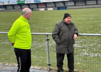Karl Aage Jensen (tv) fra Boldklubbens Venner i snak med Kaj Tyr ved seniorernes standerhejsning på Schlie Arena. Foto (arkiv): Niels Skipper.