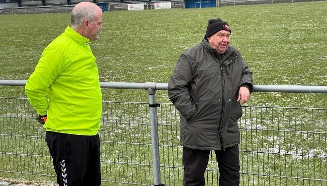 Karl Aage Jensen (tv) fra Boldklubbens Venner i snak med Kaj Tyr ved seniorernes standerhejsning på Schlie Arena. Foto (arkiv): Niels Skipper.