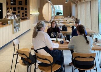 Julie, Sisse, Annette og Louise i fuld sving hos Kornets Hus.