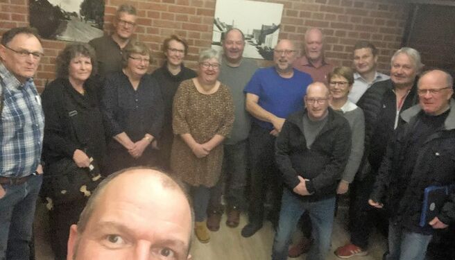 Christian Engen fra Venstre er kanonfotografen bag denne selfie med resten af Landsbyforum i baggrunden i Kulturboksen.