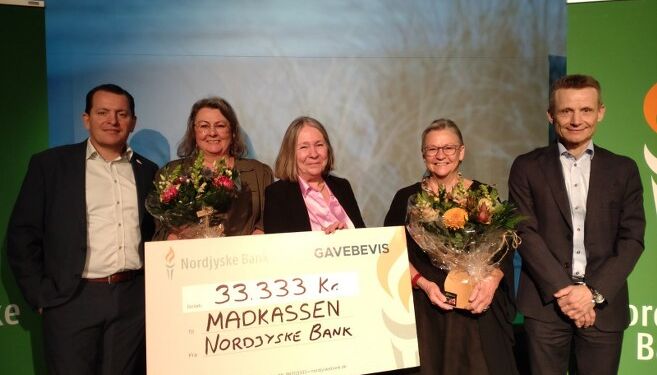 Madkassen Hjørring har mandag fået overrakt prisen af repræsentanter fra Nordjyske Bank.