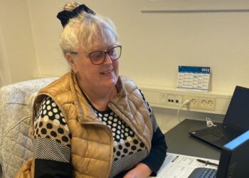 Marianne Juul Hansen bag skærmen hos Urban's Vent-Teknik.