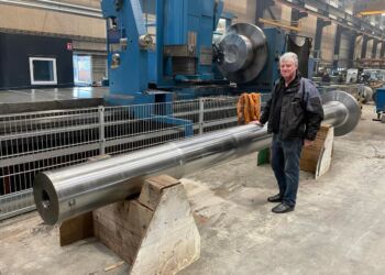Direktør Knud Andersen står her ved den store drejebænk, som kan håndtere emner op til 27 meter på et af værkstederne hos MarineShaft. Foto: Niels Chr. Jakobsen.