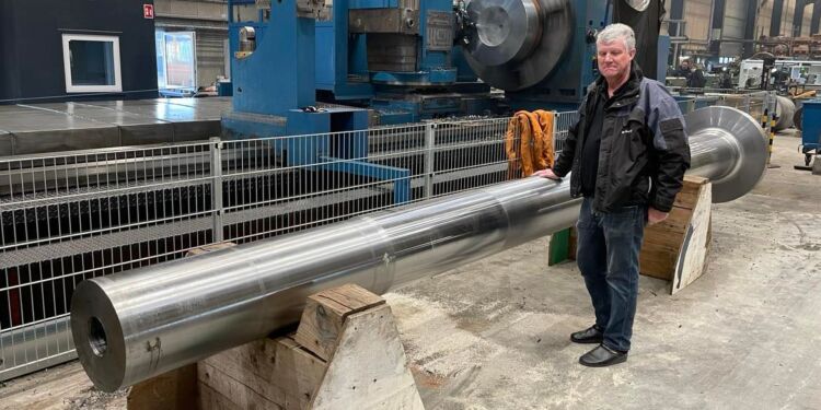 Direktør Knud Andersen står her ved den store drejebænk, som kan håndtere emner op til 27 meter på et af værkstederne hos MarineShaft. Foto: Niels Chr. Jakobsen.
