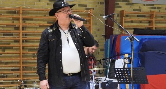 Steen Engbjerg btder velkommen til et arrangement hos BNO Country Club. Foto: Arkiv.