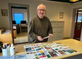Per Martensen med kortet, der trykkes i imponerende 100.000 eksemplarer hos Martensens Bogtrykkeri.