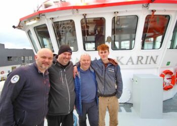 Styrmand Roy Bolstad, skipper og ejer Erik-Andre Brose Krag, ejer og daglig leder Oddgeir Krag og lærling August Norden sejler straks "Sara Karin" hjem til Nord-Lenangen. Maskinmesteren var ikke til stede, da billedet blev taget. Foto: Terje Engø.