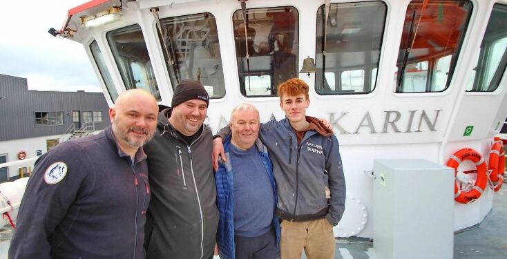 Styrmand Roy Bolstad, skipper og ejer Erik-Andre Brose Krag, ejer og daglig leder Oddgeir Krag og lærling August Norden sejler straks "Sara Karin" hjem til Nord-Lenangen. Maskinmesteren var ikke til stede, da billedet blev taget. Foto: Terje Engø.