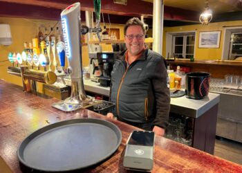 Hans Henrik Schnoor er med vanligt godt humør på plads bag baren hos Hirtshals Kro. Foto: Niels Skipper.