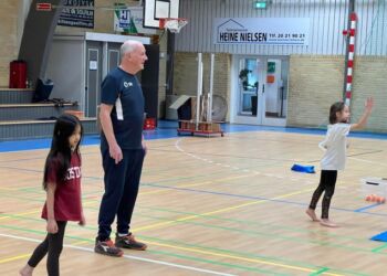 Erik Jan er underviser i sommerskolen hos Hirtshals Tennisklub.