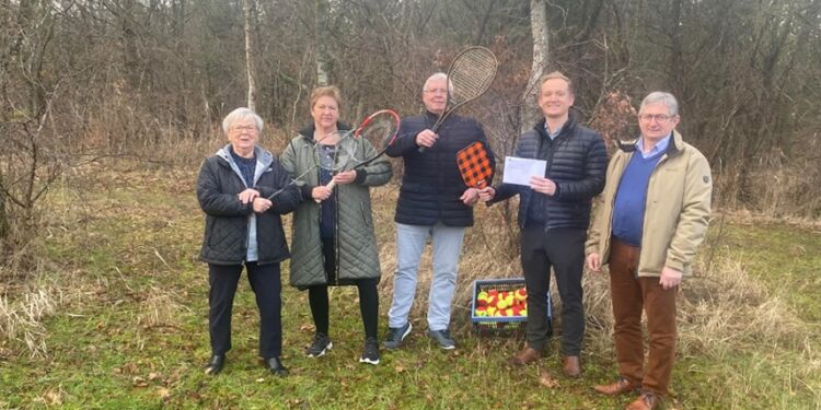 På billedet fra venstre mod højre er det Grethe Christensen, Susanne Krohn Djurhuus, John Nørmark fra bestyrelsen. Herefter: Emil Mariegaard fra Spar Nord og fra Hirtshals Sparekasses Gavefond Kurt Bærentsen. Det er bestyrelsesmedlem Astrid Mariegaard som tager billedet.