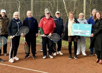 Formand Susanne Krohn Djurhuus får i overværelse af medlemmer i Hirtshals Tennisklub overrakt en pæn check fra Nordea-fonden af Betina D. Jensen.