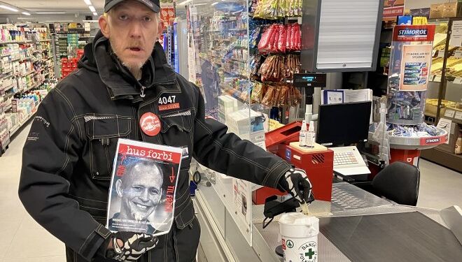 Thomas sælger hjemløses blad hus forbi for at tjene penge til medicin. Foto: Palle W. Nielsen