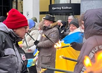 Lokal opbakning til ukuelige Ukraine ved demonstration den 24. februar 2023 i Hjørring. Foto: Lisa Pedersen.