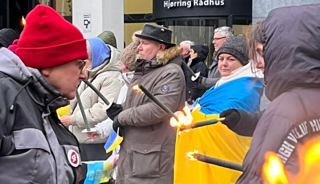 Lokal opbakning til ukuelige Ukraine ved demonstration den 24. februar 2023 i Hjørring. Foto: Lisa Pedersen.