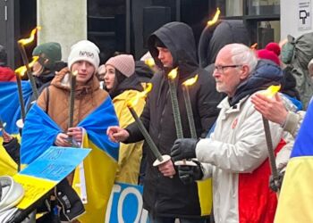 Lokal opbakning til ukuelige Ukraine ved demonstration den 24. februar i Vrå. Her ses deltagere ved en lignende demonstration den 24. februar 2023 for rådhuset i Hjørring. Foto: Lisa Pedersen.
