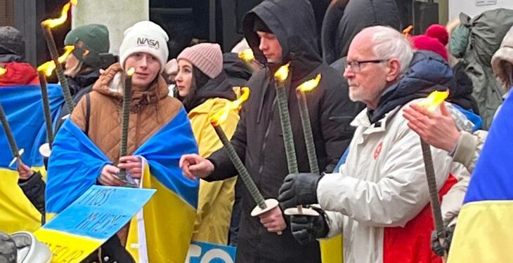 Lokal opbakning til ukuelige Ukraine ved demonstration den 24. februar i Vrå. Her ses deltagere ved en lignende demonstration den 24. februar 2023 for rådhuset i Hjørring. Foto: Lisa Pedersen.