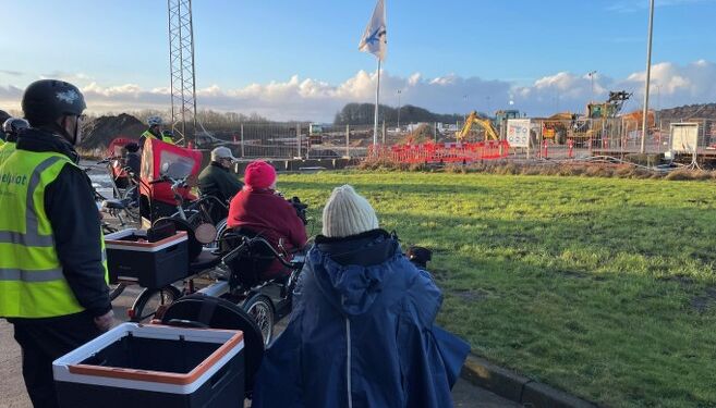 Beboerer på fra det nuværende Vendelbocentret på besøg ved byggepladsen i Sindal. Foto: Vendelbocentret.