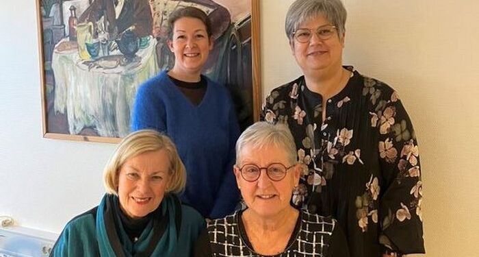 Billede af (øverst fra venstre) demensfaglig aktivitetsmedarbejder, Christine Kristensen, demenskonsulent, Lone Nielsen, og demenscaféens frivillige, Dorthe og Ebba.