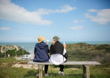 Turister nyder en is i klitterne ved Tversted. Foto: Arkiv.