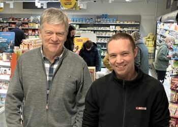 Knud Vestergaard på besøg hos en af deltagerne i Vendelbo Dysten, SPAR Hjørring på Nordens Allé.