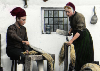 Et eksempel på det fine samarbejde mellem museumsleder J.J. Lønborg Friis og Kirstine Lund: Samtiden og den umiddelbare fortid skulle dokumenteres fotografisk, mens man stadig vidste, hvad en hørbryder og en lyngle skulle anvendes til. Foto: Historisk Arkiv, Vendsyssel Historiske Museum.