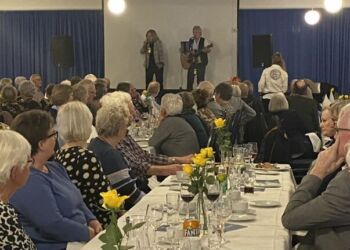 Judith og Jan ses her underholde ved et tidligere årsmøde hos Ældre Sagen på Hotel Hirtshals.