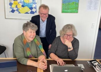 Gro Glans tv og Anne Marie Dahlgaard arbejder mens Kurt Jakobsen kigger med. Foto: Niels Chr. Jakobsen.