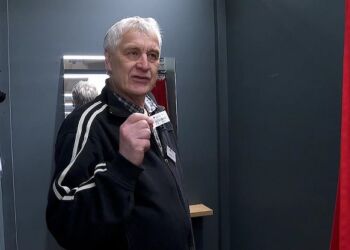 Arne Volhøj fra Røde Kors i Hjørring finder prismærker i prøverummet flere gange om ugen. Det betyder, at tøjet er blevet stjålet. Foto: TV2 Nord.