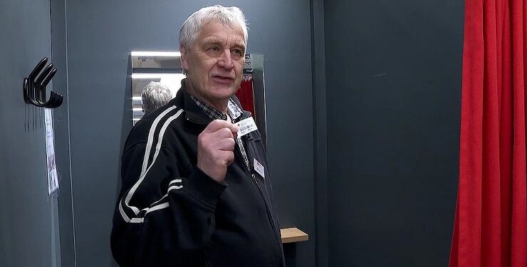 Arne Volhøj fra Røde Kors i Hjørring finder prismærker i prøverummet flere gange om ugen. Det betyder, at tøjet er blevet stjålet. Foto: TV2 Nord.