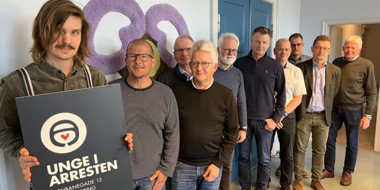 Mikkel Eskesen (til venstre) fra Unge i Arresten fik symbolsk overrakt støtten af Martin Sivesgaard fra Erhverv Hjørring DYNAMIC i forbindelse med et møde i netværket i Jernbanegade 12.