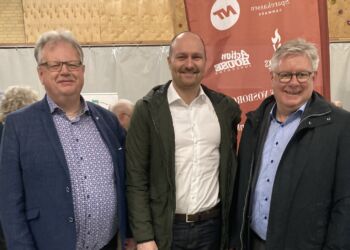 Borgmestrene Mogens Christen Gade og Søren Smalbro fra Venstre i godt selskab med direktør Peter Krusborg (midten) fra VisitNordvestkysten. Foto: Arkiv.