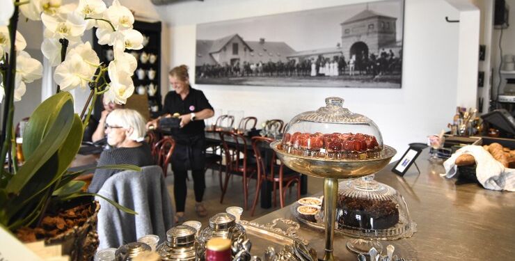 Lisbet Hansen tager imod i Café Vognporten. Arkivfoto: Vagn Ole Møller Andersen, ThermIT Marketing