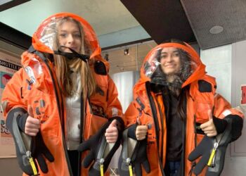 Besøg hos Stavanger oliemuseum. Det er Sille og Maseha, der er krybet i dragten.