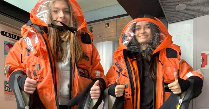 Besøg hos Stavanger oliemuseum. Det er Sille og Maseha, der er krybet i dragten.