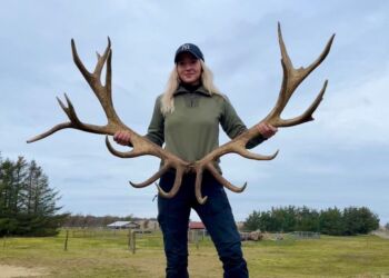 Dyrepasser hos Fun-Park Sarah  Lassen med Elliots tabte gevir. Det vejer hele 8,4 kg.