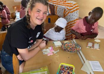 Ida Thornbjerg Nielsen hjælper er også assistent i arbejdet med HAMA-perlerne i level 4.